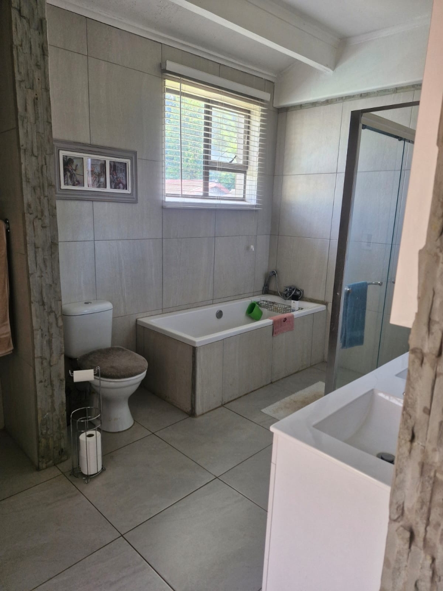 To Let 3 Bedroom Property for Rent in Flamwood North West